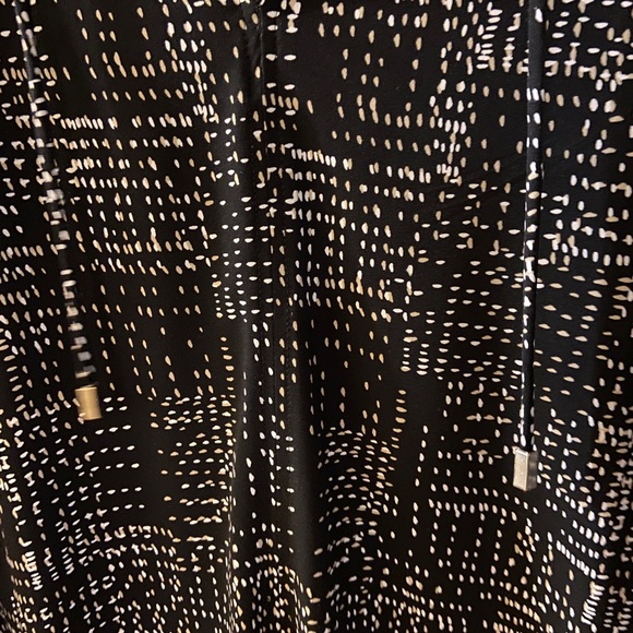 Liz Claiborne black blouse with white & beige pattern size medium - Picture 10 of 11